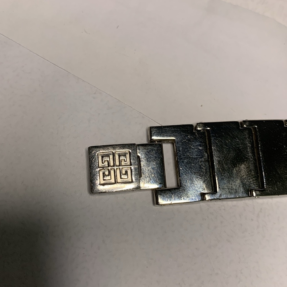 Givenchy watch silver tone and shell pearl front face. - Picture 6 of 12